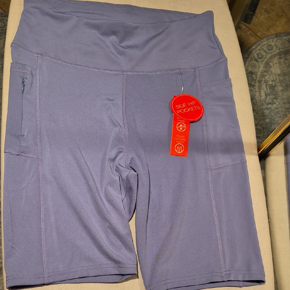 Adrienne Vittadini Sport Shorts with side Pockets - Size XL